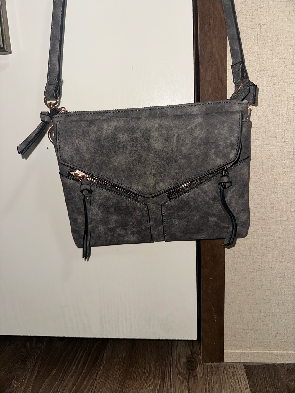 Versatile Gray Crossbody Bag with Zip Detail